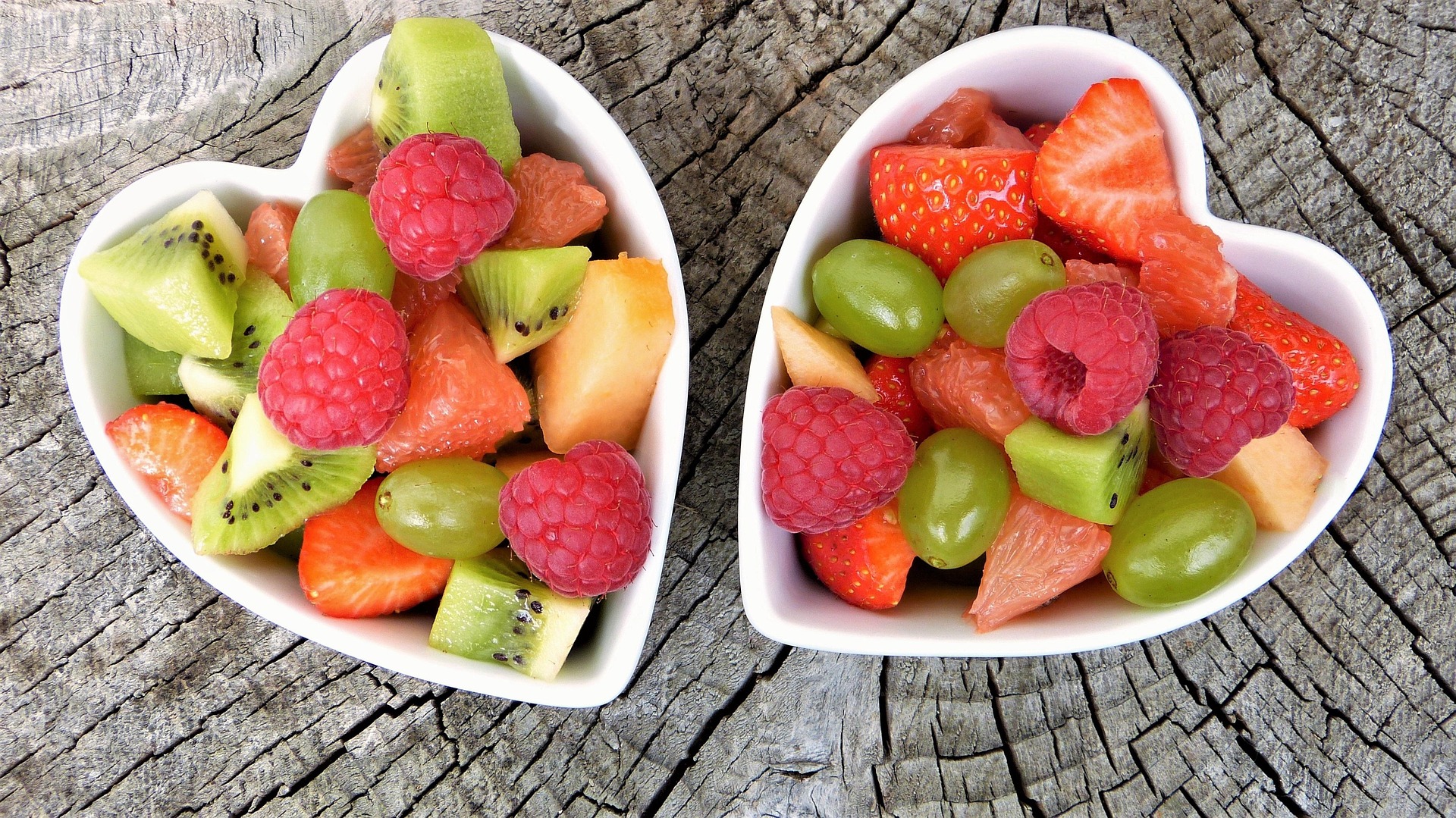 Barevná mísa plná čerstvého ovoce – sladká a zdravá volba pro podporu těla při protizánětlivé dietě